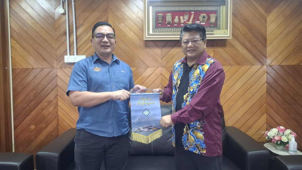 lawatan pengarah lpkpsabah Peter Jonu Moinjil pegawai daerah keningau